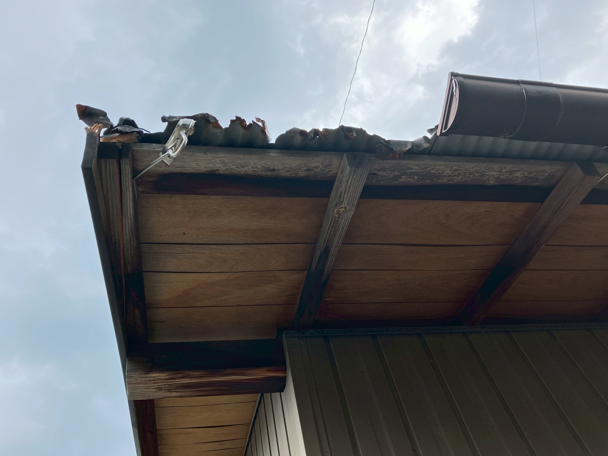 ズレた雨樋の様子